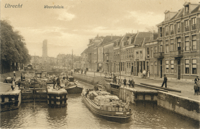 3799 Gezicht op de Vecht te Utrecht met de Weerdsluis en rechts de Bemuurde Weerd W.Z.